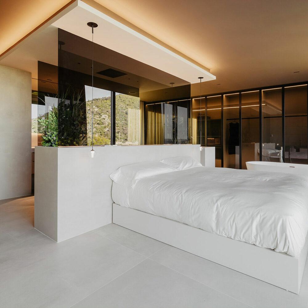 Suite de luxe amb llit doble i banyera integrada, estil minimalista i vistes al Mediterrani a Sitges