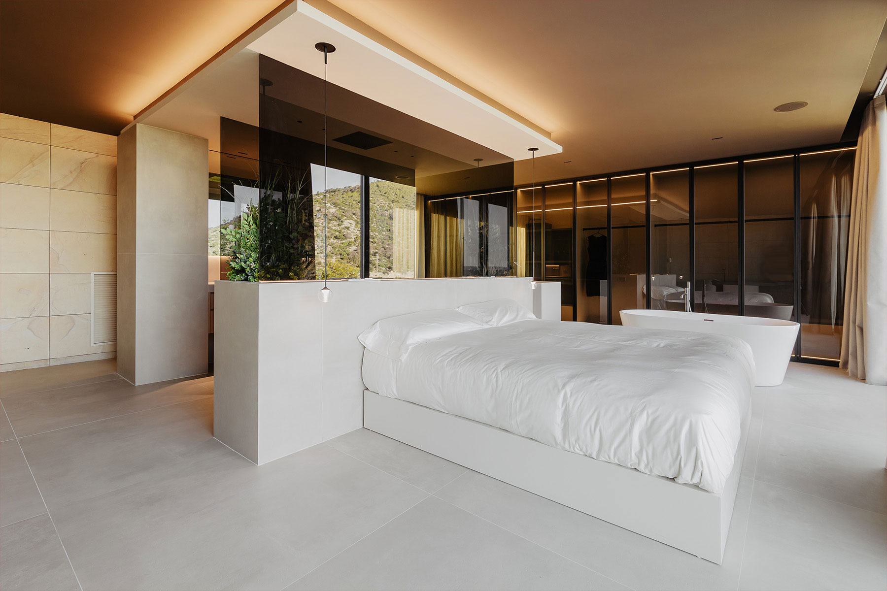 Suite de luxe amb llit doble i banyera integrada, estil minimalista i vistes al Mediterrani a Sitges